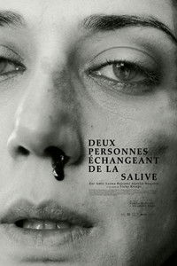 Deux personnes échangeant de la salive