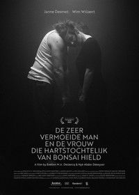 De zeer vermoeide man en de vrouw die hartstochtelijk van bonsai hield