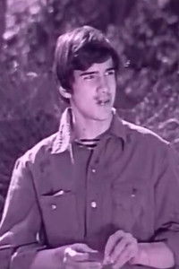 Четыре пары брюк и одно ситцевое платье