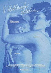 V bleděmodré oblečeni