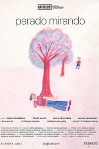Parado mirando