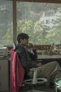 흐린 창문 너머의 누군가