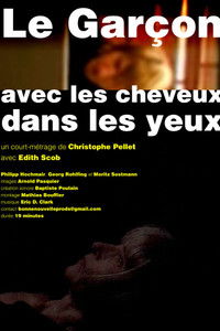 Le garçon avec les cheveux dans les yeux