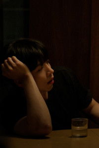 흐린 창문 너머의 누군가