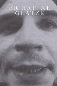 Er hat 'ne Glatze und ist ein Rassist, er ist schwul und ein Faschist